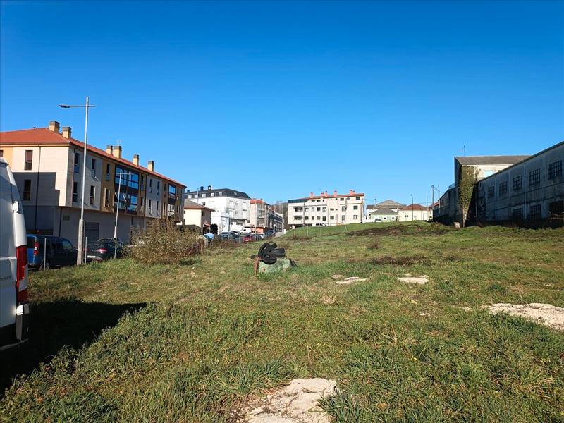 Foto aecf10a2-27d0-47a7-ba25-6e5c3c8a2778. Terreno residencial en rúa 56 8 en Lalín