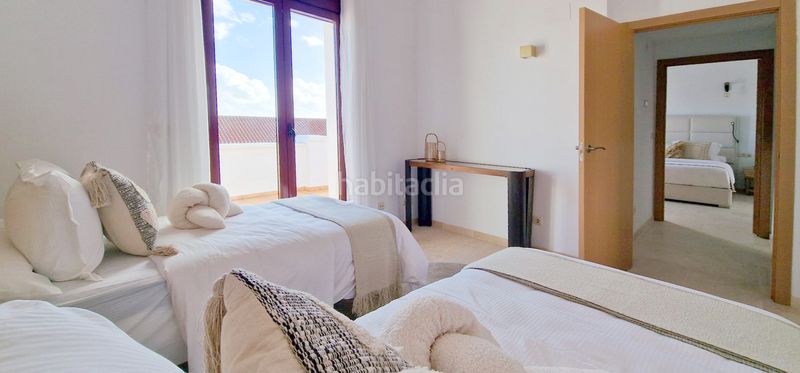 Foto f997bf01-cc3a-41df-b7a4-c0feb852ed2f. Casa adossada amb aparcament a Doña Julia Golf Casares