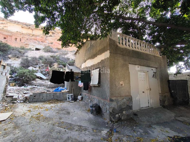 Foto 94ba3f94-11c8-4363-a0b8-a8d105b355af. Casa adosada en La Chanca - Pescadería Almería
