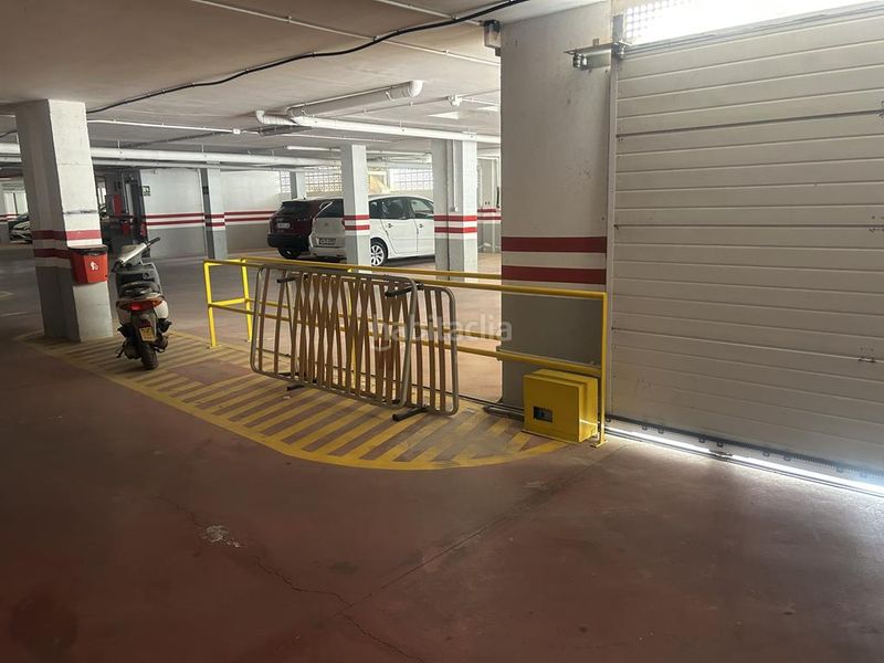 Foto b2a928c2-b8b1-4c0f-b87d-2f54e861469a. Motorradparkplatz in Vera ciudad Vera