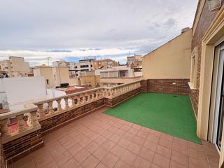 Casa adosada  Calle de la curva. Vivienda muy bien distribuida ubicada en la encantadora localida