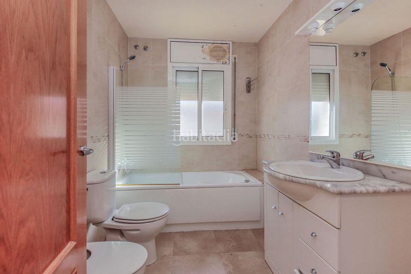Foto 5bed2326-87f2-4c10-a84b-c8e598c9ac1c. Casa amb aparcament a Cabra del Camp