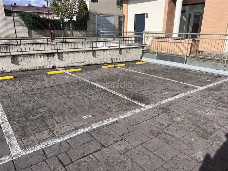 Foto 1579f811-e836-4dd8-a264-3aaa845d4365. Aparcament cotxe a Haro