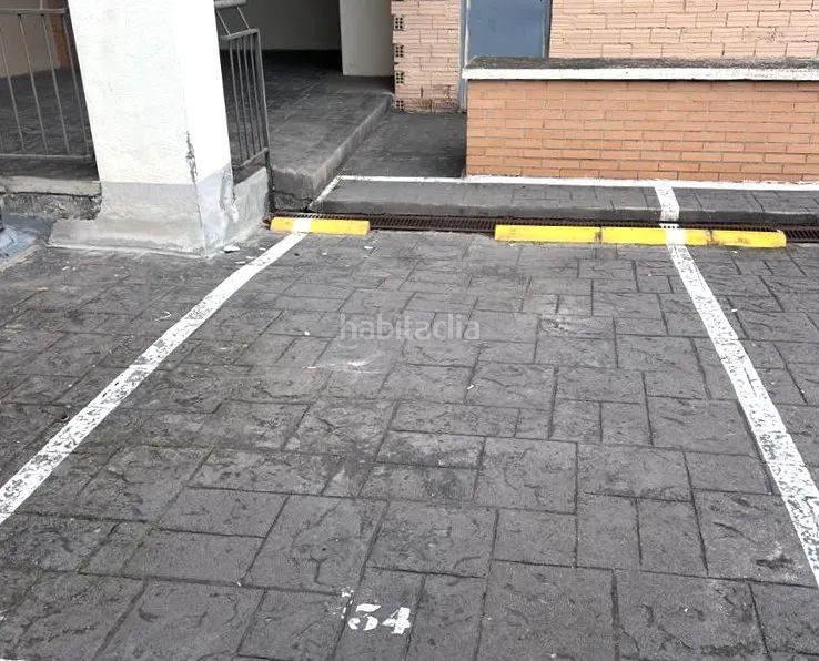 Foto 0c023e43-4076-49aa-b6e6-e6da8caad18c. Aparcament cotxe a Haro