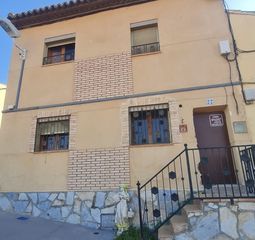 Chalet  Calle castellar. Casa de dos plantas para reformar en su totalidad. cuatro estanc