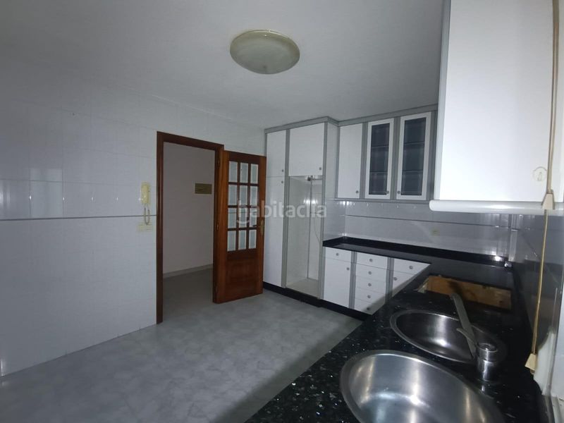 Foto fad62b18-ffd1-4261-b64f-33f3c53a3198. Piso venta de piso + garaje en rúa valiña-san salvador (pontevedra) en Poio