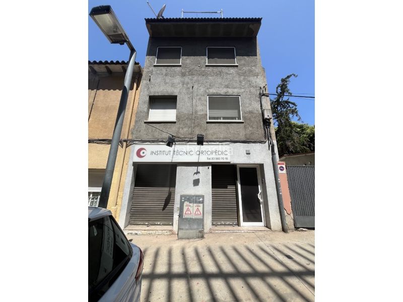 Foto 86e3c730-a8b1-4f2a-b1af-6023af0f6418. Edifici a Col·legis Nous Mollet del Vallès