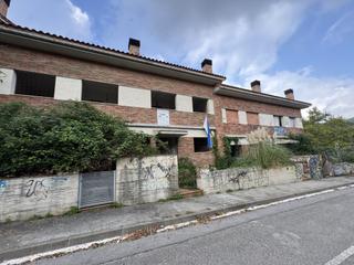 Casa a schiera  N/a. Vivienda adosada 9 habitaciones venta torrelles de llobregat
