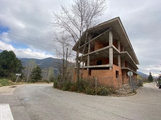 Edifici a Cercs. Edificio en construccion