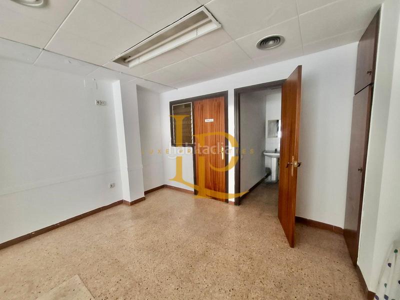 Foto f6e9ebbd-49fa-4fbd-b29f-7a69d2cb1c86. Alquiler local comercial amplio local en alquiler en carretera de terrassa, en Rubí