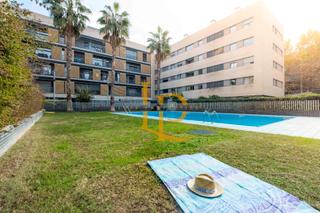 Piso en Turó de Can Mates. Encantadora planta baja con dos jardines privados en can matas