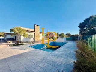 Chalet en Casar (El). Chalet independiente con piscina y gran terreno en montecalderón