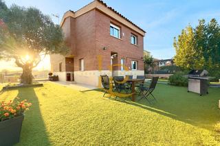 Maison à Castellbisbal. Casa de ensueño con piscina, jardín y vistas increíbles en caste