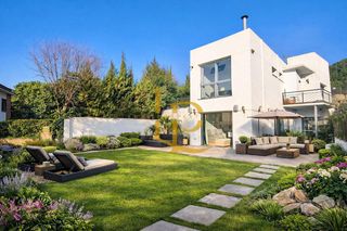 Casa a Castellbisbal. Espectacular casa de dise�o de dos plantas con jard�n en castell