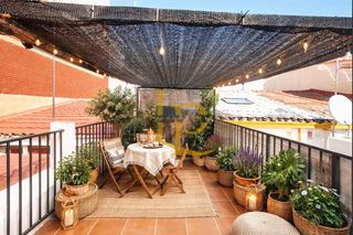 Casa a Eixample. Luminosa casa con patio y terraza privada en venta en sabadell