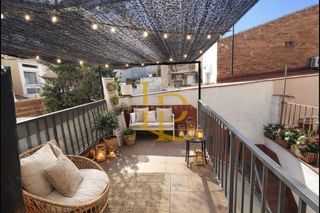 Casa a Eixample. Luminosa casa con patio y terraza privada en venta en sabadell