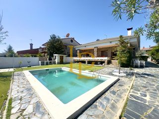 Casa a Can Llobateres-Can Pallars. Vive en una casa única: chalet independiente con jardín, piscina