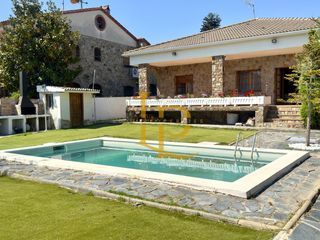 Casa in Can Llobateres-Can Pallars. Vive en una casa única: chalet independiente con jardín, piscina