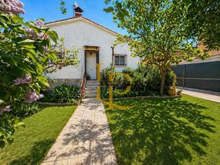 Chalet à Trijueque. Chalet independiente con parcela en venta en la urbanización mir