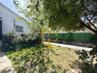 Chalet à Trijueque. Chalet independiente con parcela en venta en la urbanización mir