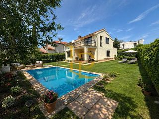 Chalet in Casar (El). Chalet independiente en el coto con piscina y gran potencial en