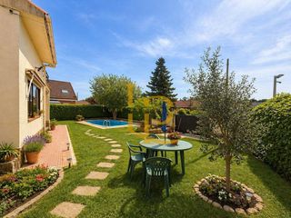 Chalet à Casar (El). Chalet independiente en el coto con piscina y gran potencial en