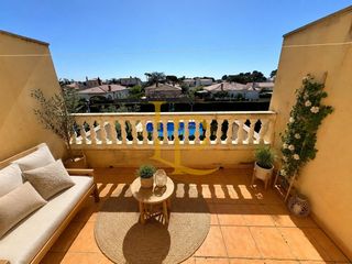 Casa adossada a Platja de Mont-roig. Magnífica casa adosada con piscina, terrazas y zona bbq a pocos