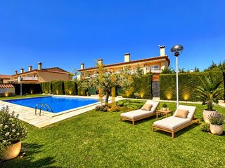Casa adossada a Platja de Mont-roig. Magnífica casa adosada con piscina, terrazas y zona bbq a pocos