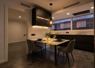 Pis a Nou Eixample Nord. Preciosa planta baja de tres habitaciones en costa dorada