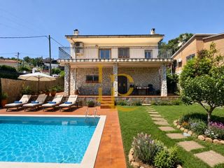 House in Castellnou-Can Mir-Can Solà. Magnífica vivienda con piscina y parcela privada en rubí