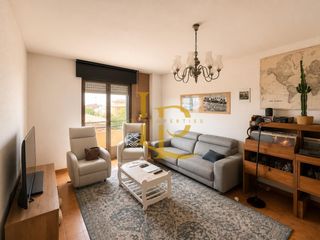 Etagenwohnung in Trijueque. Amplio y luminoso piso de 3 habitaciones con balcón y plaza de g