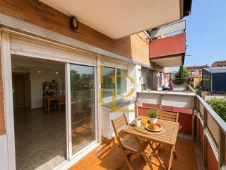 Appartamento in Can Jofresa. Piso de tres habitaciones con terraza en venta en terrassa