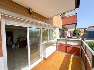 Flat in Can Jofresa. Piso de tres habitaciones con terraza en venta en terrassa
