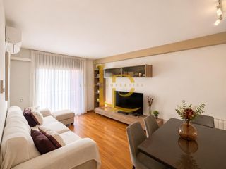 Duplex in Mercat. Precioso dúplex de tres habitaciones con terraza