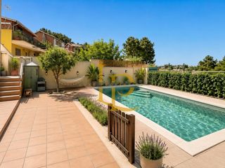 Maison à Castellnou-Can Mir-Can Solà. Preciosa casa con jardín y piscina en venta