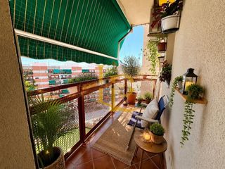 Piso en Concòrdia. Magnifico piso de cuatro habitaciones con balcon, parking y pisc