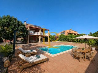 Xalet a Casar (El). Magnifico chalet con piscina en venta en urb. montecalderon. el