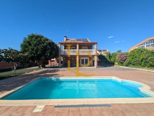 Xalet a Casar (El). Magnifico chalet con piscina en venta en urb. montecalderon. el