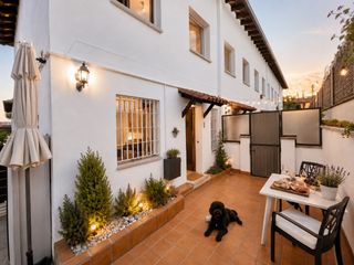 Casa adossada a Centre - Estaci�. Magn�fica casa adosada esquinera con jard�n privado en sant dom�