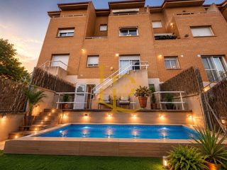 Casa a schiera in Castellbisbal. Espectacular casa adosada con terrazas, jardin y parking en cast