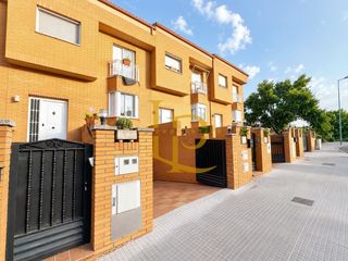 Casa a schiera in Castellbisbal. Espectacular casa adosada con terrazas, jardin y parking en cast