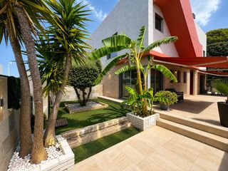 Casa adossada a Mar Cambrils. ?? casa con jard�n y vistas al mar en la dorada - cambrils