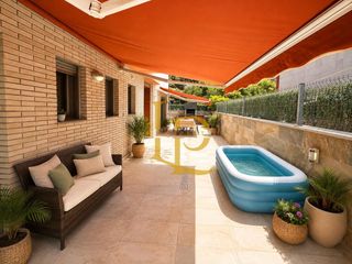 Casa adossada  Carrer soria. Casa con jardín y vistas al mar en la dorada - cambrils