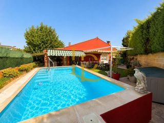 Chalet à Casar (El). Chalet independiente con piscina y amplio jardín en urb. el coto