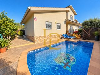Casa  Camí campament. Preciosa casa con piscina, jardín y amplios espacios en rubi