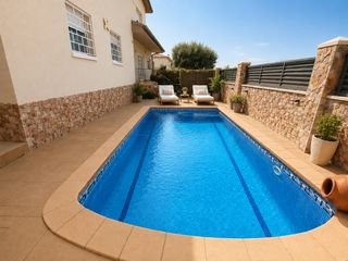 Casa en Els Avets-Can Serrafossà-Ximelis. Preciosa casa con piscina, jardín y amplios espacios en rubi