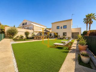 Casa en Castellnou-Can Mir-Can Solà. Preciosa casa  a cuatro vientos con un espectacular jardín y gar