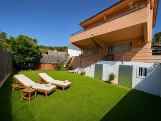 Haus in Castellnou-Can Mir-Can Solà. Casa en venta con piscina, jardín y garaje, perfecta para disfru
