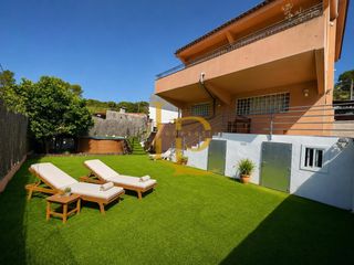 Casa a Castellnou-Can Mir-Can Solà. Casa en venta con piscina, jardín y garaje, perfecta para disfru