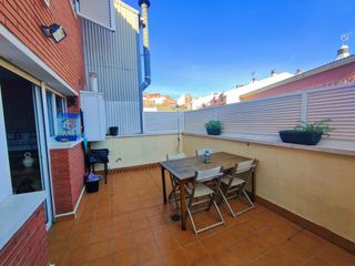 Casa adosada  Carrer cáceres. Oportunidad!! casa adosada  con 4 habitaciones, 3 baños , terraz